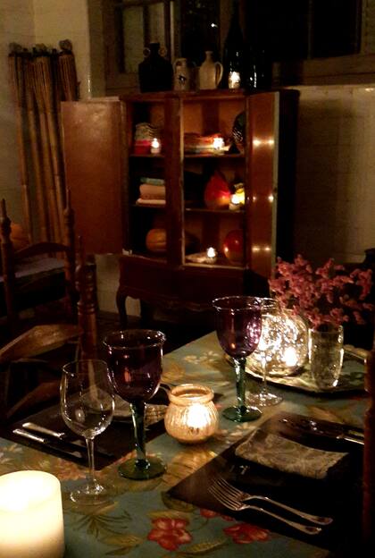 Restaurada por sus anfitriones, la antigua cocina es hoy un íntimo y cálido salón