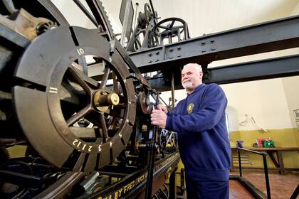 El mecánico del reloj Ian Westworth trabaja en el Gran Reloj de la Torre 