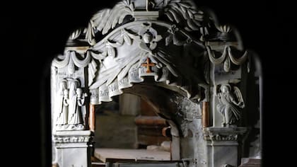 "El revestimiento de mármol de la tumba ha sido retirado, y nos sorprendió por la cantidad de material de relleno debajo de ella", dijo uno de los investigadores