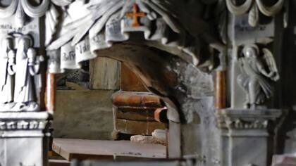 La tumba estaba cubierta, al menos desde 1555, por un revestimiento de mármol