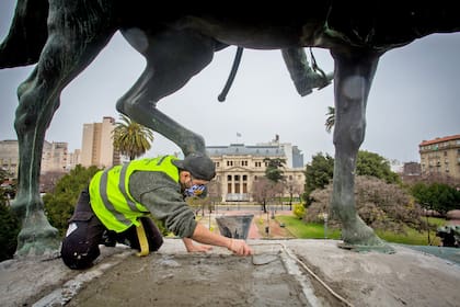 En algunos casos, como como el del Monumento al General San Martín, está afectada la estructura