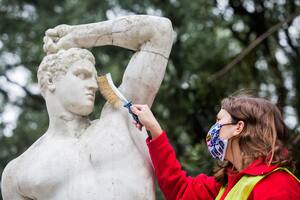 Restauran más de 400 esculturas en La Plata