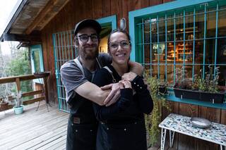 Después de 10 años en España, se instalaron en la Patagonia y abrieron un restaurante que agota reservas