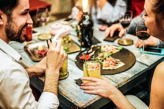 Por qué evitar bebidas muy frías con comidas calientes