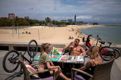 Restaurant, sobre la playa en Barcelona, España, donde la pandemia empieza a dar tregua.