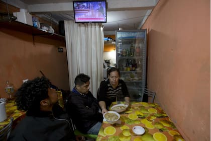 En el restaurante Los Melliz se come sopa de pollo y ají de gallina, un clásico plato peruano