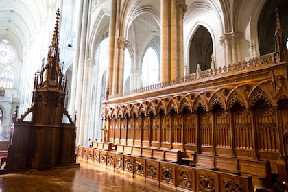 Ocupa una superficie de siete mil metros cuadrados, tiene una capacidad para siete mil personas y mide 120 metros de largo por 76 de ancho