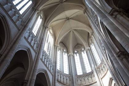 El techo de la catedral es de hierro, ante un incendio la combustión sería infinitamente menor que en Notre Dame, pero está revestida en madera y que se perdería ante una siniestro de esa naturaleza
