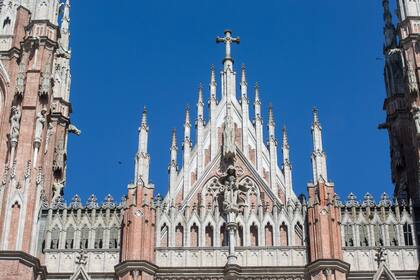 Su fachada mira al Palacio Municipal, mediando entre ambos la Plaza Moreno, principal espacio público de la ciudad, donde se ubica la Piedra Fundacional