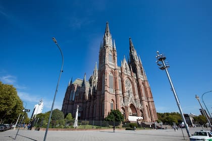 Su fachada mira al Palacio Municipal, mediando entre ambos la Plaza Moreno, principal espacio público de la ciudad, donde se ubica la Piedra Fundacional