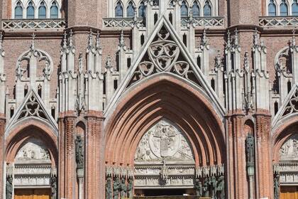 El 19 de noviembre de 1932 fue inaugurado el Templo Mayor con una solemne misa en el día del cincuentenario de la Ciudad de La Plata