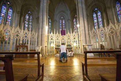 Está conformada por una nave central, de mayor altura, y dos naves laterales