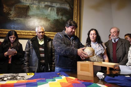 Restitución de los restos del cacique Polvareda al Pueblo Qom de Santa Fe, en octubre de 2019.