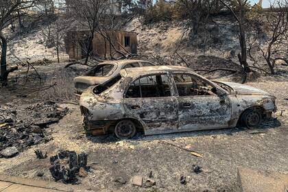 Restos de autos quemados en una camino después de un incendio forestal en la isla de Rodas, Grecia, el 23 de julio de 2023. 