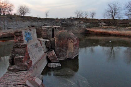 Restos de esclusa junto al Molino Quemado, en el Río Salto