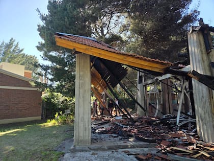 Restos de la capilla Sagrada Familia, de Pehuén-Co, arrasada por un incendio intencional