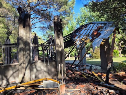 Restos de la capilla Sagrada Familia, de Pehuén-Co, arrasada por un incendio intencional