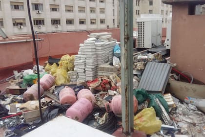 Restos de materiales en una terraza