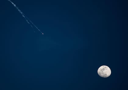 Restos de misiles caen después de que los sistemas de defensa aérea israelí lanzaron misiles interceptores, sobre Tel Aviv, Israel,