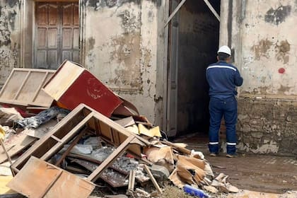 Restos de muebles que quedaron inservibles por el agua se acumulan fuera de las viviendas