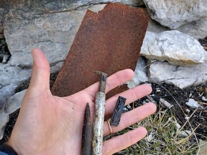 Restos de municiones y de una máquina de afeitar, en Monte Longdon (Malvinas)