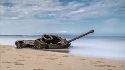 Restos de un tanque en una playa de Quemoy.