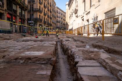 Restos de una antigua red de saneamiento descubierta en las excavaciones, que muestra las primeras infraestructuras urbanas de la Barcelona medieval