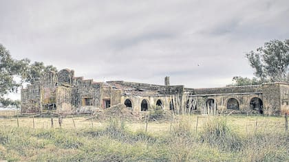 Restos de una de las siete fábricas de lácteos que había en Ordoqui (partido de Carlos Casares); no queda ninguna; el pueblo nunca se repuso del cierre de la cuenca lechera; además ya no tiene tren