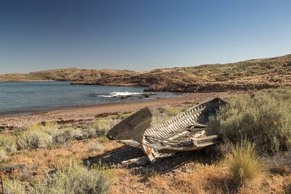 Restos de una embarcación en la isla Leones.