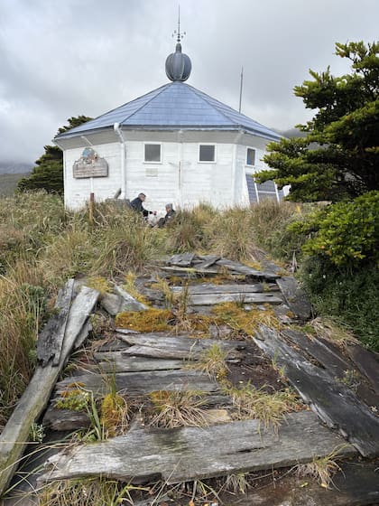 Restos del antiguo faro de San Juan de Salvamento, y el nuevo faro, reconstruido por los franceses