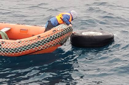 Restos del avión hallados flotando en el agua
