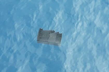 Restos del avión hallados flotando en el agua