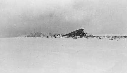Restos del avión que el equipo encontró al día siguiente