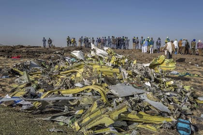 Restos del Boeing 737-Max 8 que se estrelló ayer en Etiopía