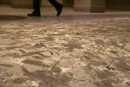 Restos del gas pimienta y matafuegos recubren el piso del hall de entrada al Capitolio