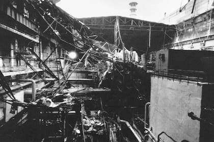 Restos del techo derrumbado de la central nuclear de Chernobyl, dañada en el incendio ocurrido en 1991 en la sala de turbinas del reactor número 2, en Ucrania, el 13 de octubre de 1991 (AP/ Efrem Lukatsky)