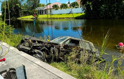 Restos óseos consistentes con los de un adulto y un niño pequeño fueron localizados dentro del Chevrolet Impala, confirmó la policía