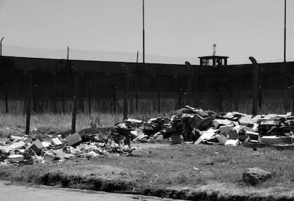 Restos rescatados del pabellón incendiado en el penal de Magdalena en 2005