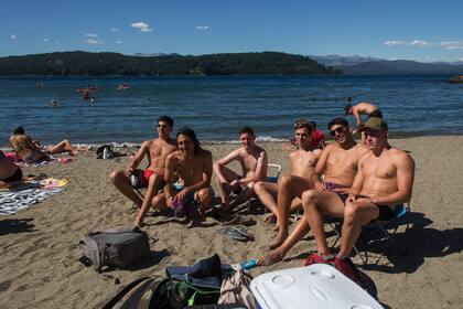 Un grupo de jóvenes disfruta del sol en las playas del lago