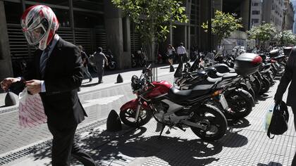 Restringirán horario y zonas de circulación de motos con dos personas