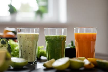 Resulta mejor opción licuar las frutas y las verduras enteras en lugar de sólo extraer el jugo