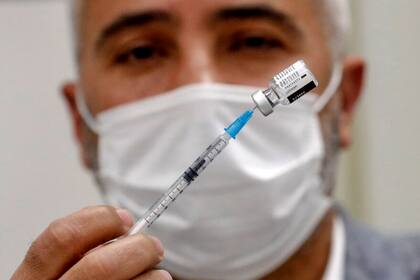 Resulta que el volumen total de SARS-CoV-2 estaba entre las estimaciones aproximadas de su esposa sobre la cucharita y la piscina