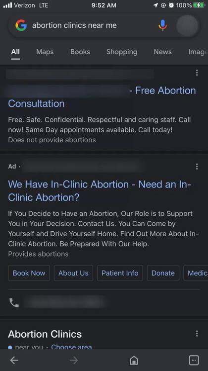 Resultados de búsqueda de Google para el término 'clínicas de aborto cerca de mí'. En letras pequeñas en la parte inferior, puede ver las palabras 'No brinda abortos' para una clínica