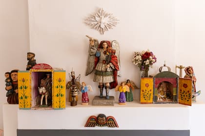 Retablos e imaginería religiosa, traídos de viajes por Bolivia y otros destinos latinoamericanos. “Por las noches, me gusta encender el fuego y observarlas. Se vuelven mágicas y misteriosas a la luz de las llamas"