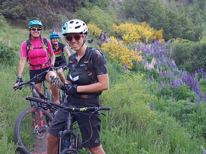 Retamas y lupinos llenan de color los senderos.