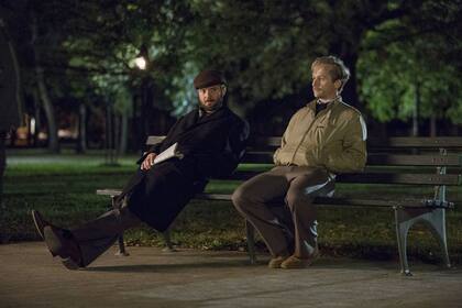 Retirado del mundo del espionaje Philip debe volver a las misiones (y las pelucas) por última vez