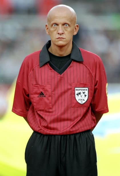 La sorprendente propuesta del ex árbitro Pierluigi Collina: propone cambiar la regla en la ejecución de los penales 5 Retirado en 2005, actualmente forma parte de la Asociación de Árbitros de Fútbol Italianos (AIA), como asesor, además de ser miembro del Comité de Árbitros de la UEFA.