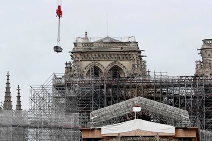 El mes pasado comenzaron a retiran los andamios de la catedral de Notre Dame