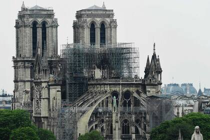Las obras de restauración de Notre Dame, uno de los símbolos de París y el segundo monumento histórico más visitado de Europa, fueron interrumpidas en varias ocasiones, debido a clima, al peligro de una contaminación con plomo y al coronavirus