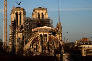 Notre Dame: a más de un año del incendio, comienzan a retirar los andamios